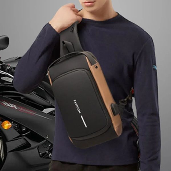 Sac de poitrine imperméable avec poches multiples et port USB pour la recharge, idéal pour toutes les occasions.