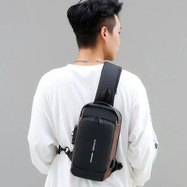 Sac de poitrine imperméable avec poches multiples et port USB pour la recharge, idéal pour toutes les occasions.