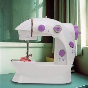Machine à coudre portable compacte avec table supplémentaire, idéale pour la couture à domicile et en déplacement. Adaptée à tous types de tissus.