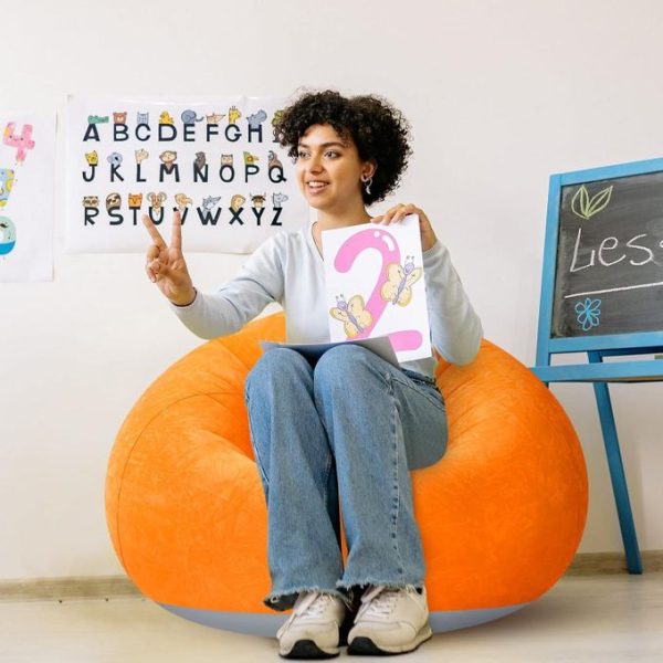 Chaise gonflable orange en PVC prête à l’utilisation